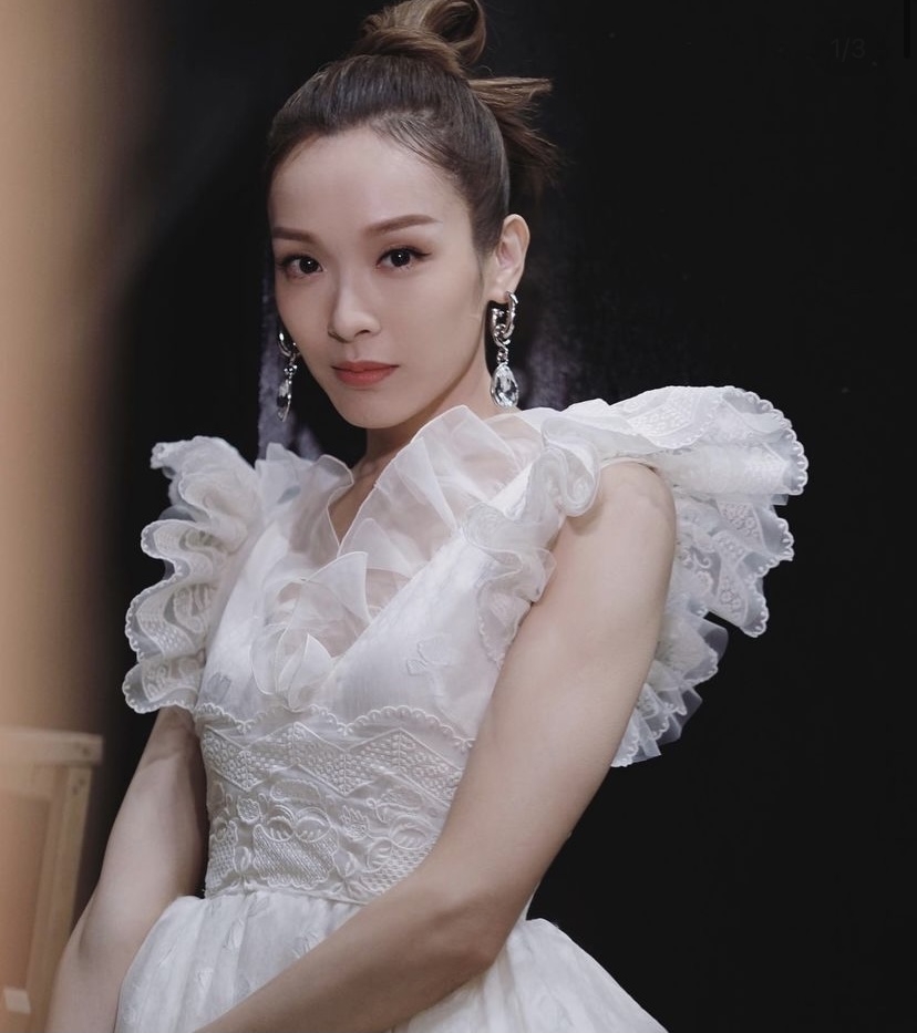 李佳芯今年企正中間,可見地位未有被動搖。