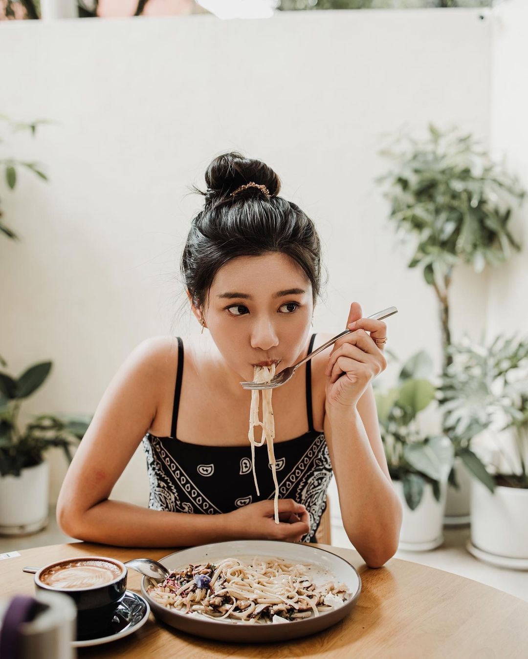 大家在 instagram、 YouTube 上看到的 KOL、influencer，生活總是像加了濾鏡一樣，好像拍拍美照、剪剪片又過一日，難怪會吸引不少年輕人入行！