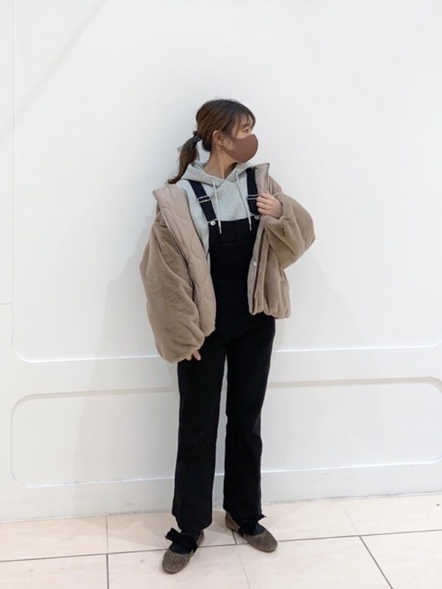 隨性地以連帽衛衣搭配吊帶褲,造型簡單又活潑!