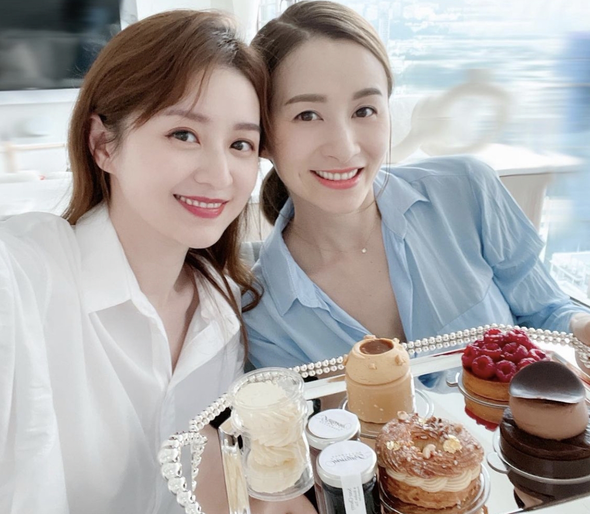 眼利的網民發現,兩人相處的時間愈耐,近年竟然連樣子都變得相似!