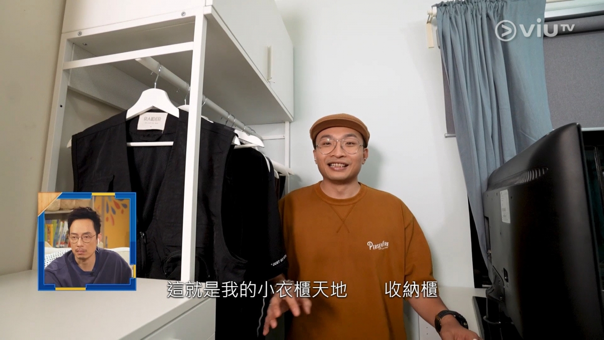 電視後劃出一個衣帽間,放置衣物和大量的帽子