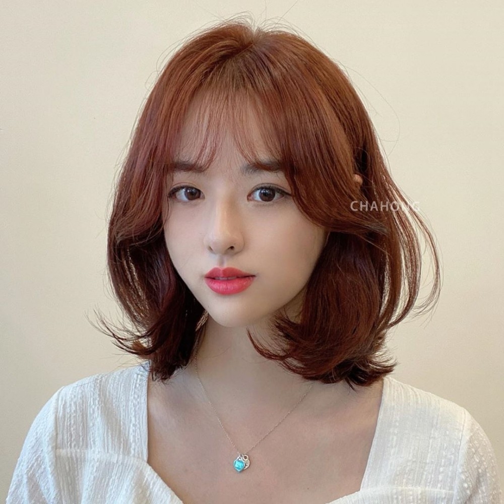 外八字型的瀏海大捲髮型看起來跟上面差不多,但是其實它的重點是在於瀏海位置有超明顯的外八字樣