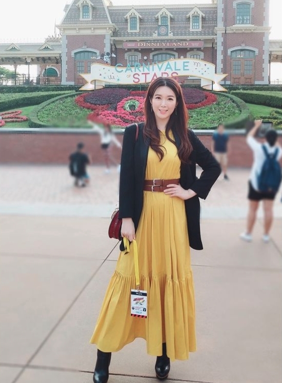設計師Kev曾在網上控訴過一位匿名的女藝人,不但主動聯絡要求免費贊助婚紗晚裝