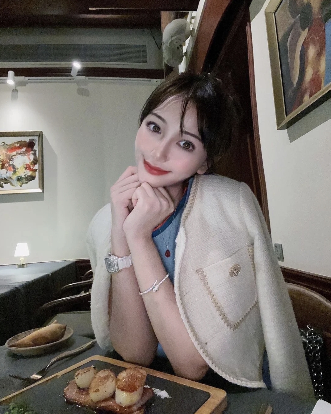 吳玥彤慘受不明來歷的電話和短訊騷擾,勒索她14萬元,更被人貼街招指自己欠債!