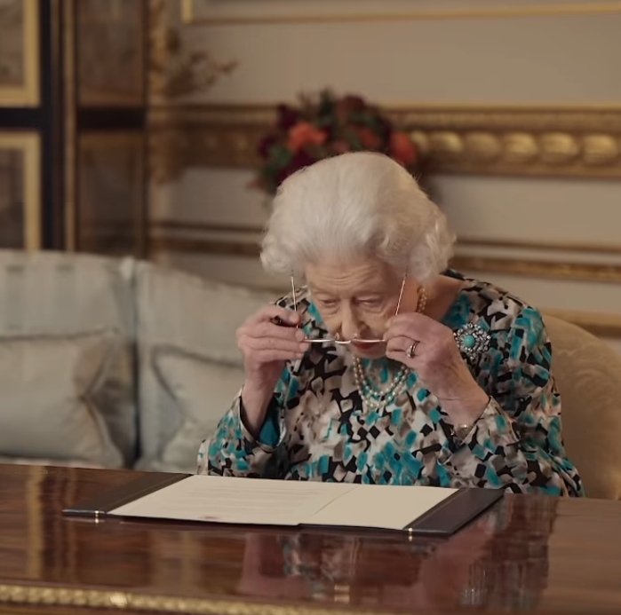 英女王第一次傳出身體狀況出現問題時，官方宣布她於「不情願的情況下」取消了北愛爾蘭的外訪，當時大家以為女王還於溫莎堡（Windsor Castle）內；