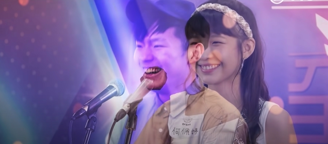 何佩一出場時,她溫柔爾雅的笑容竟讓人想起 MIRROR 的成員 Ian