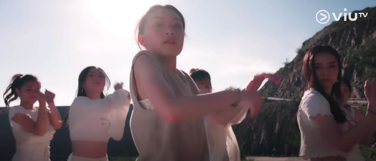 而早前備受網民以及製作組愛戴的 16 歲參賽者燒賣，在《始発の駅》中亦有不少鏡頭，令人感覺其實製作組在剪輯時有刻意將入圍者彩蛋公佈！