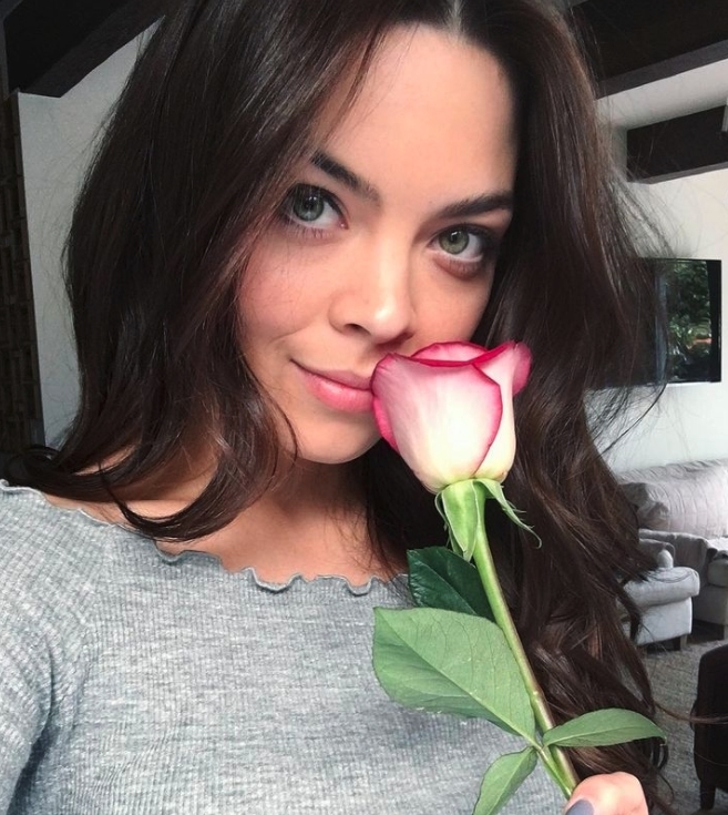 樣子邋遢青澀的 Scarlett Byrne,年紀與 Genevieve Gaunt 相約