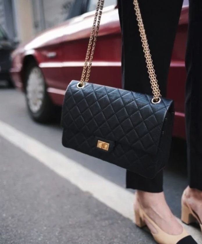 作為 Chanel 於 1955 年時第一個推出的手袋, Chanel 2.55 手袋雖然未必是每季大家搶購的款式,但一定是萬年不敗的保值款!