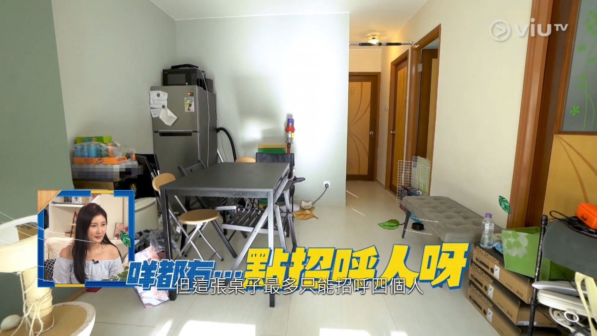 客廳空無一物而且到處都有著凌亂的雜物,地方空曠但置物空間不足