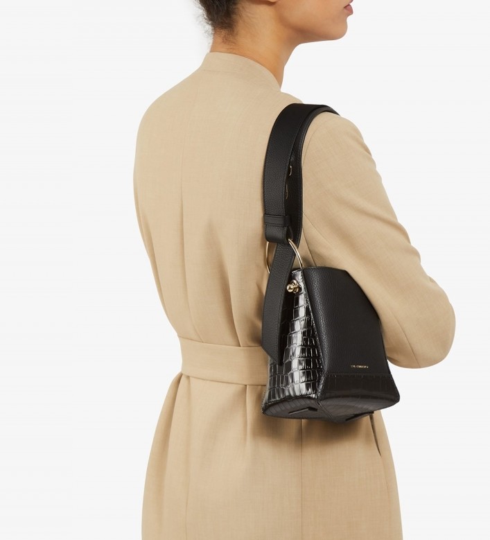 Lana Nano 是 Strathberry 其中一個最 Classic 的水桶袋款,無論肩揹或斜揹都超時尚,容量亦十分足夠!今次黑五更推出了低至6折的優惠,絕對值得入手~