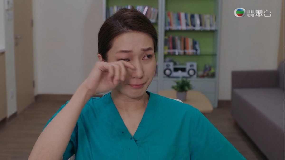 她穿著醫生袍流下痛心的眼淚
