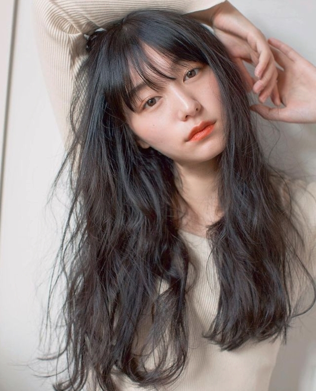 IU、Jisoo和韓韶禧也紛紛染上了深色髮色