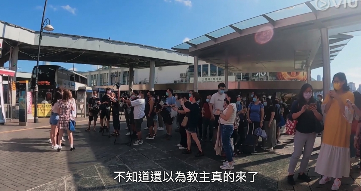 譚哥哥的裝扮似乎最成功,更在街頭引來群眾圍觀