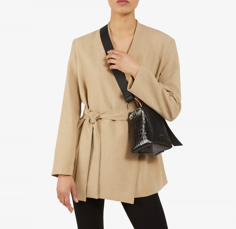 Lana Nano 是 Strathberry 其中一個最 Classic 的水桶袋款,無論肩揹或斜揹都超時尚,容量亦十分足夠!今次黑五更推出了低至6折的優惠,絕對值得入手~