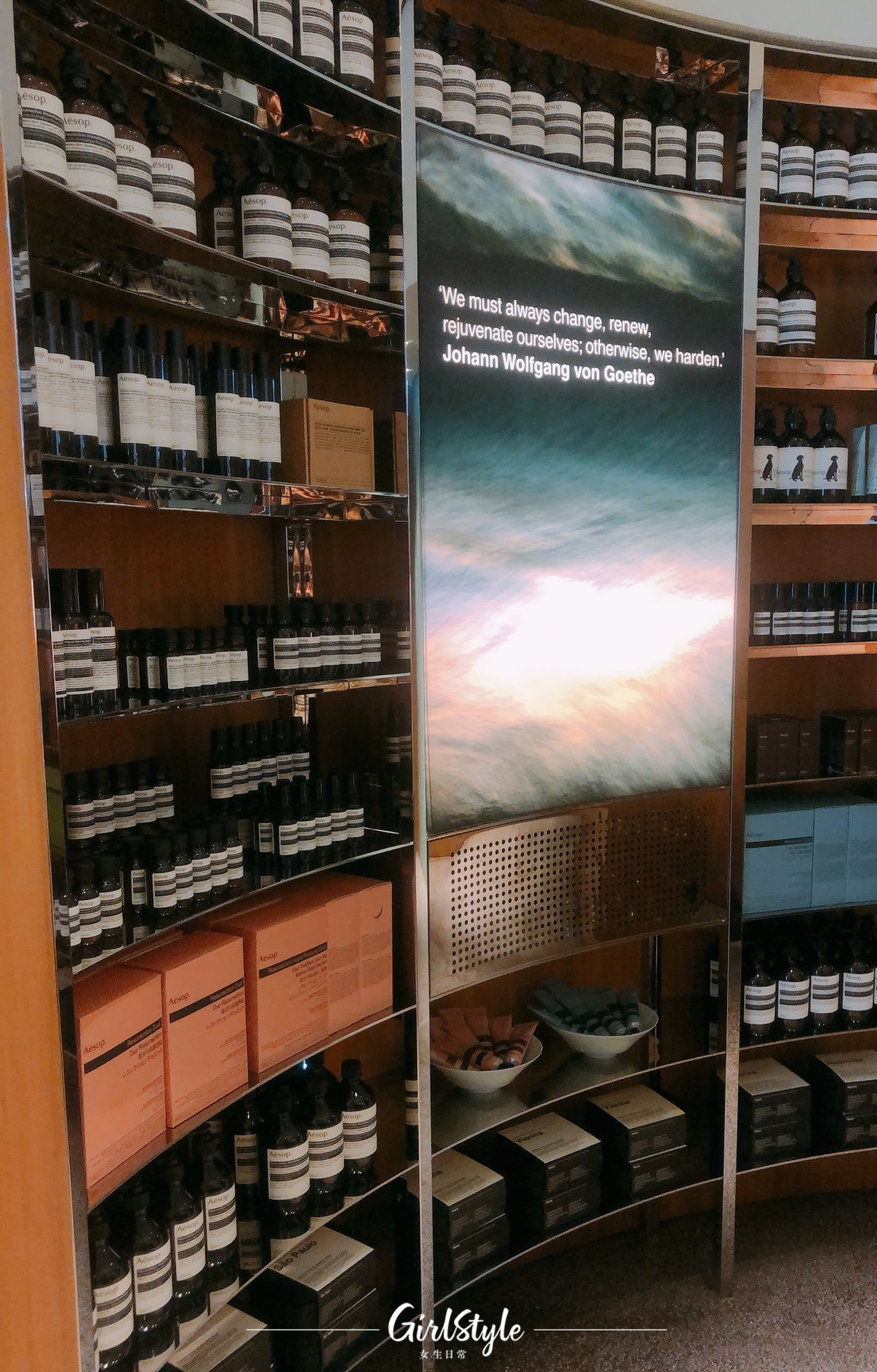 Aesop 品牌的護膚品設計相當有特色,產品主要以藥用級琥珀玻璃瓶包裝