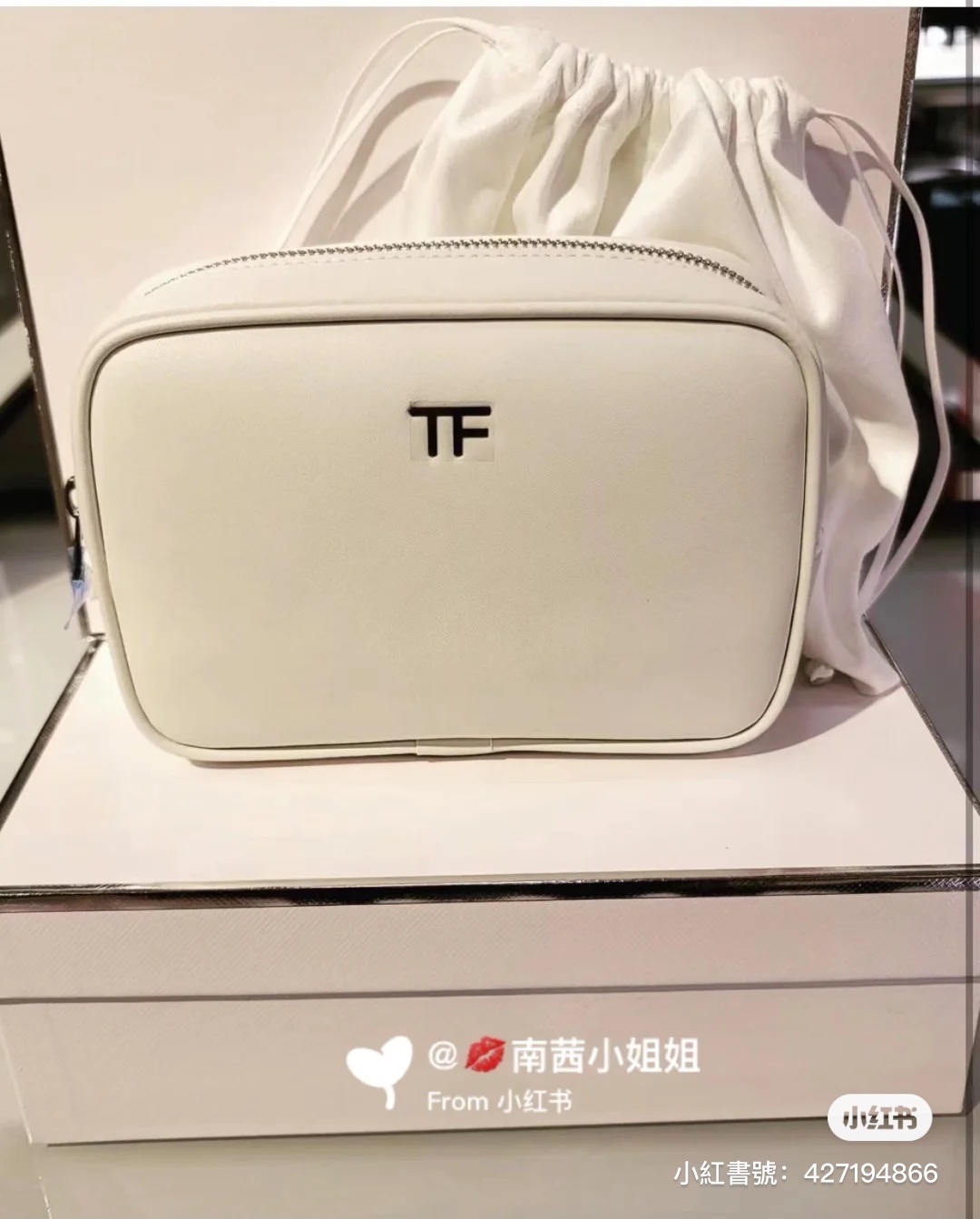 TOM FORD BEAUTY Soleil Neige Cosmetics Bag高貴冰白色皮革以奢華的Soleil Neige香水瓶作為靈感。