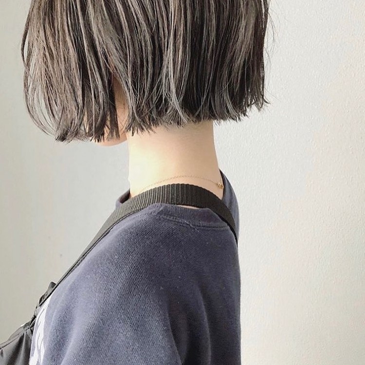 這款以棕色、霧灰及藏綠混合而成的色調極有質感!