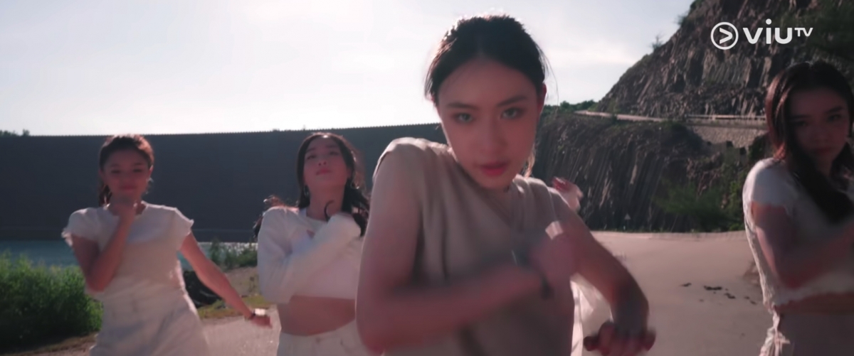 而早前備受網民以及製作組愛戴的 16 歲參賽者燒賣，在《始発の駅》中亦有不少鏡頭，令人感覺其實製作組在剪輯時有刻意將入圍者彩蛋公佈！