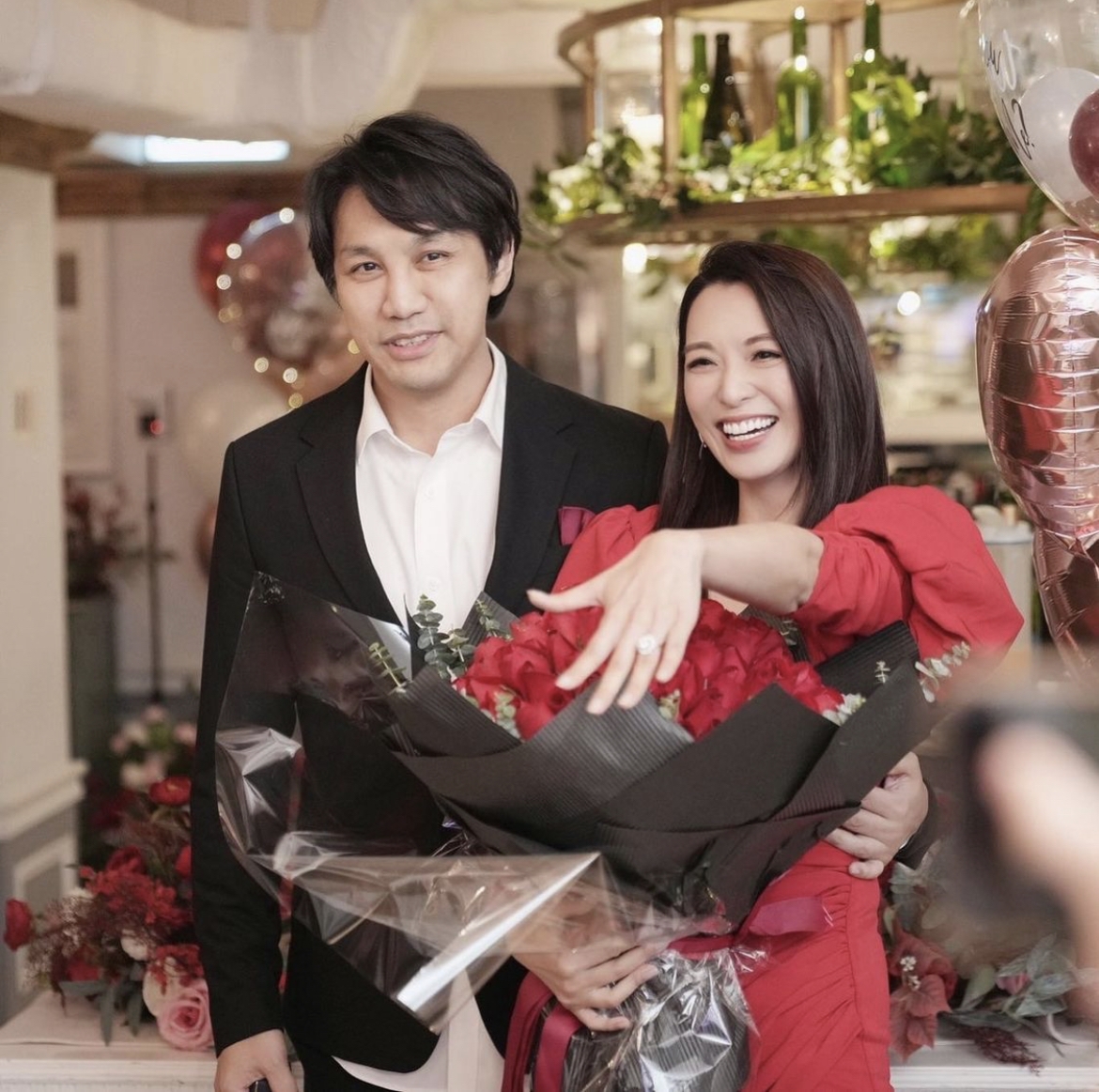 壽星女陳煒伸出左手,向眾人展示3卡求婚戒指及99枝玫瑰花!