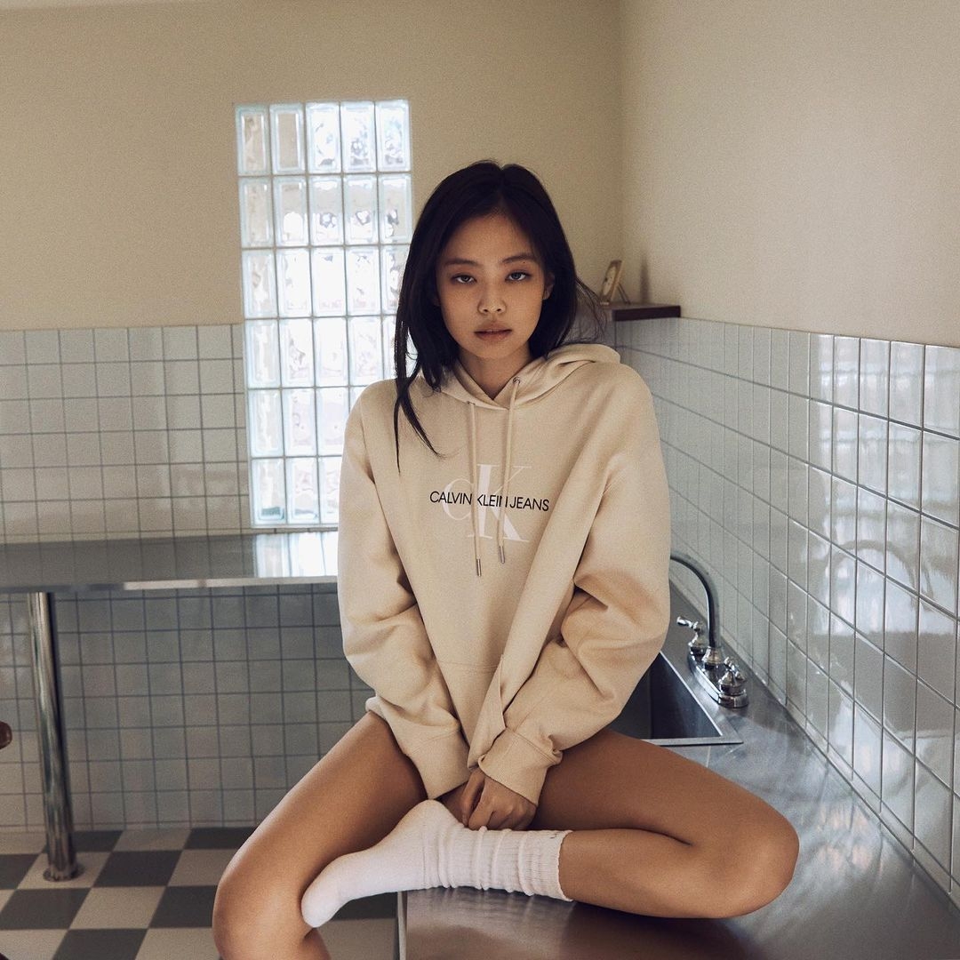 身穿Hoodie的Jennie性感與休閒感集於一身。