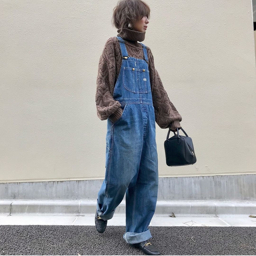 天氣更冷的話也可以搭配較厚身的冷衫