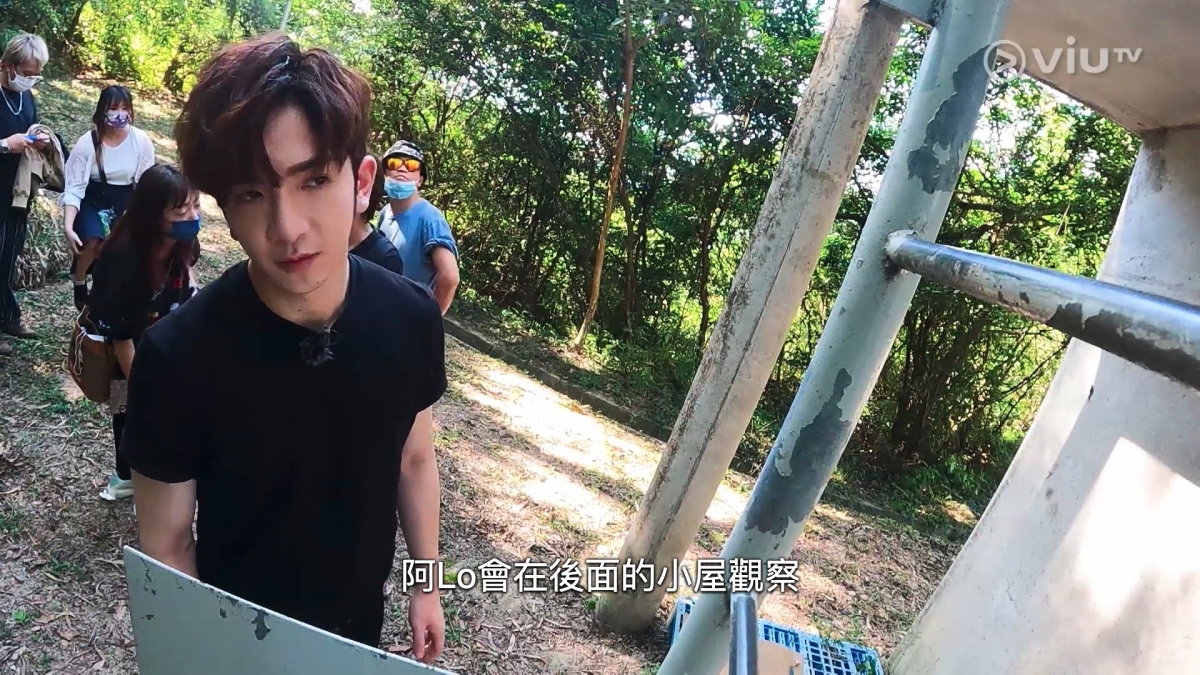 Anson Lo更貼心地躲在一旁為參賽者默默打氣!