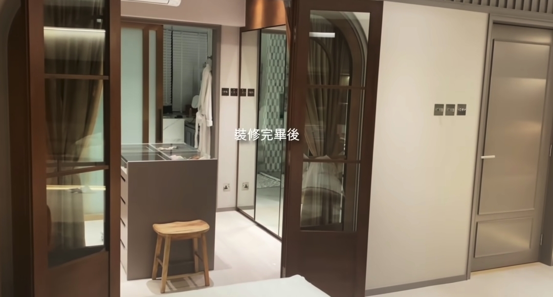 通向衣帽間的門口特地設計成法式拱門