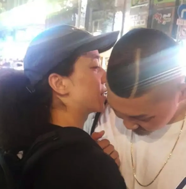 貌似拍下了宋智孝和 Don Mills 的親密舉動