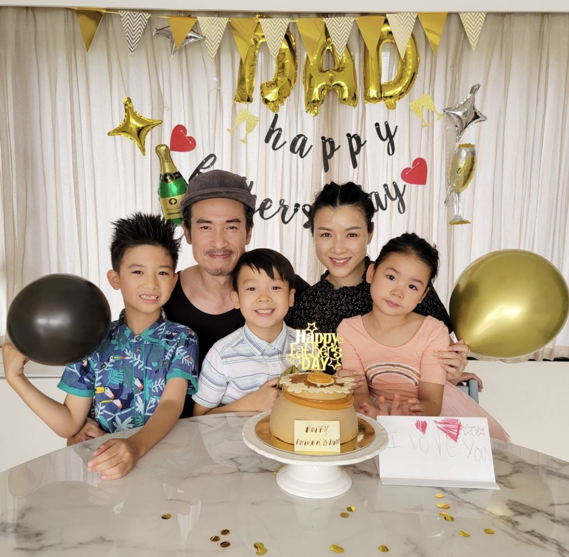 每逢家人生日,Amiee都會在飯桌背後的窗簾掛上生日祝福字句~