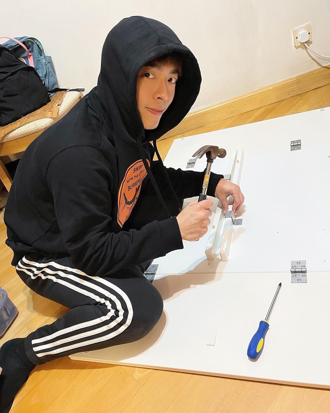 孝順仔Edan就係著住呢件Hoodie幫手砌好屋企張新枱~