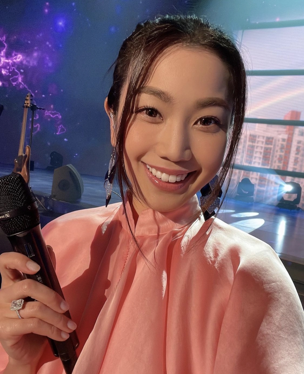 Lesley出道初期與哥哥製作3首歌的EP,很快就耗盡20萬的積蓄