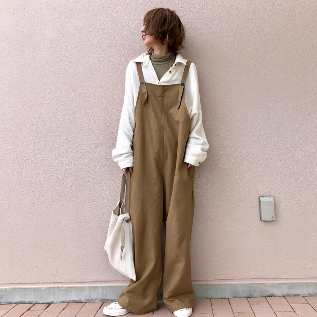 或是用恤衫mix高領再外搭吊帶褲,一樣能著出層次感的穿搭!