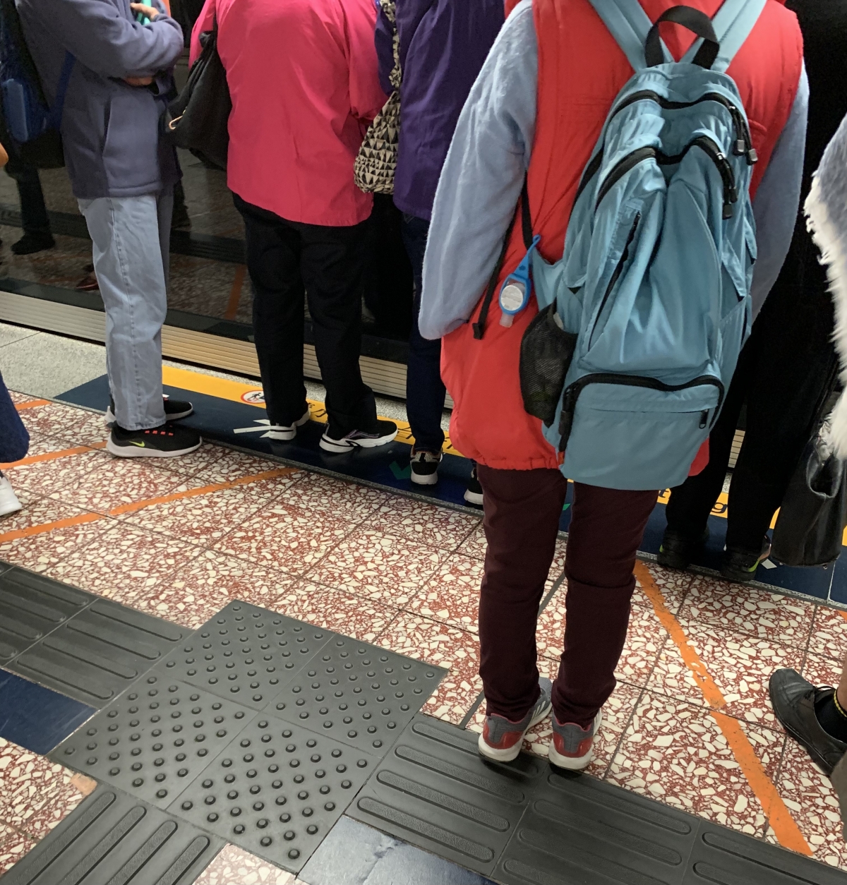 乘客自行在中間開一條隊