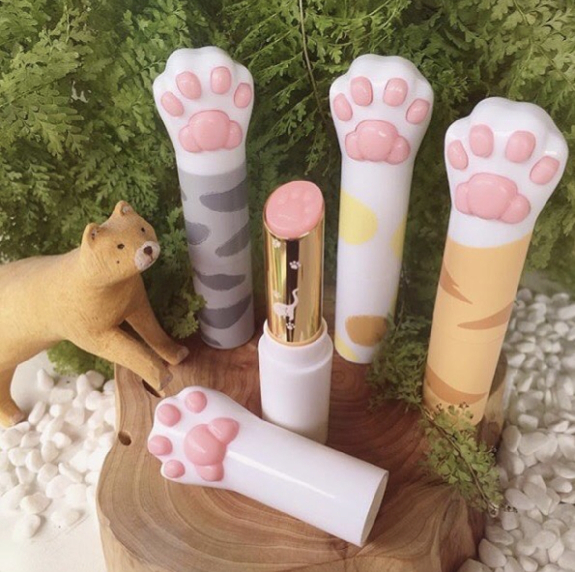 可替換的蕊芯亦設有莓果粉色、蜜糖橘色,以及無色水潤款式~