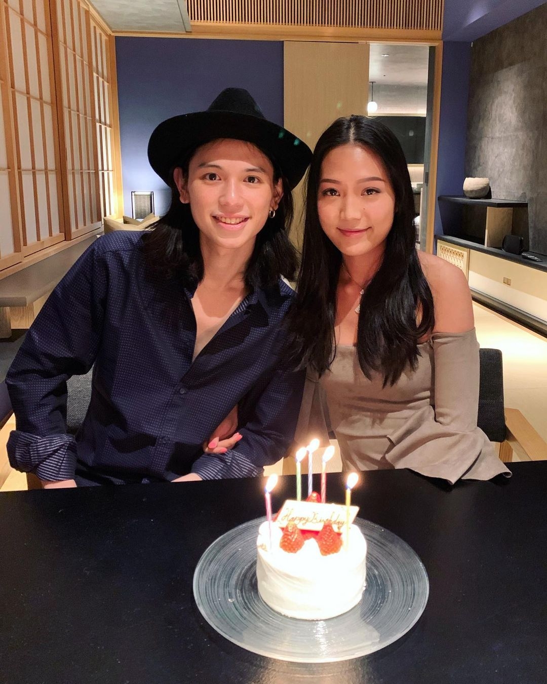 胡智略在女友生日時打扮得相當帥氣,而霍詠盈露肩的上衣也透出女人味。