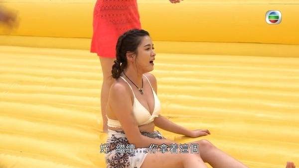 江嘉敏和黃美棋就以身份嘉賓出演,來到元朗的水上樂園挑戰刺激遊樂設施
