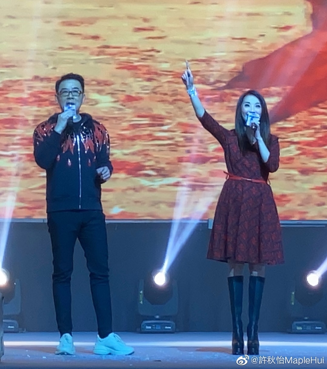 現年53歲的許秋怡不時在微博分享近況,可見近年經常與老公王書麒到內地登台演唱!