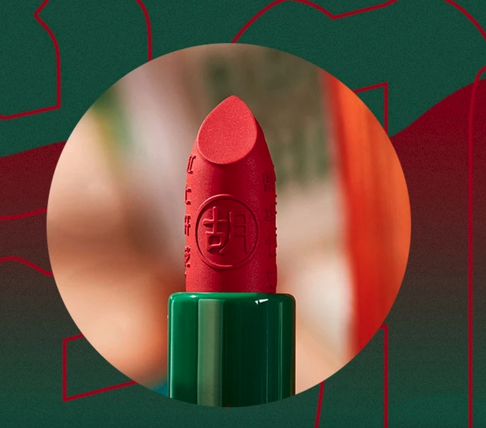 而最令人驚喜的是,就連唇膏膏體也有超細緻的壓花雕刻!