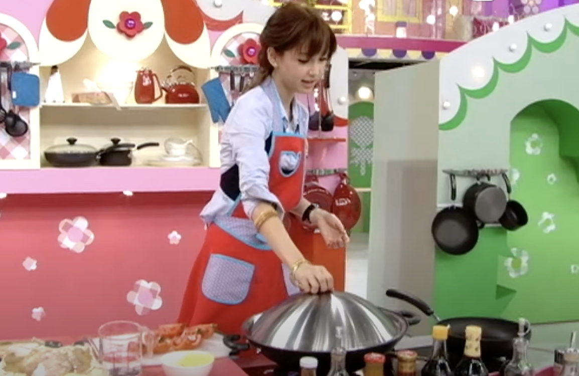 港女呻奸商將飲筒放入魷魚呃秤。