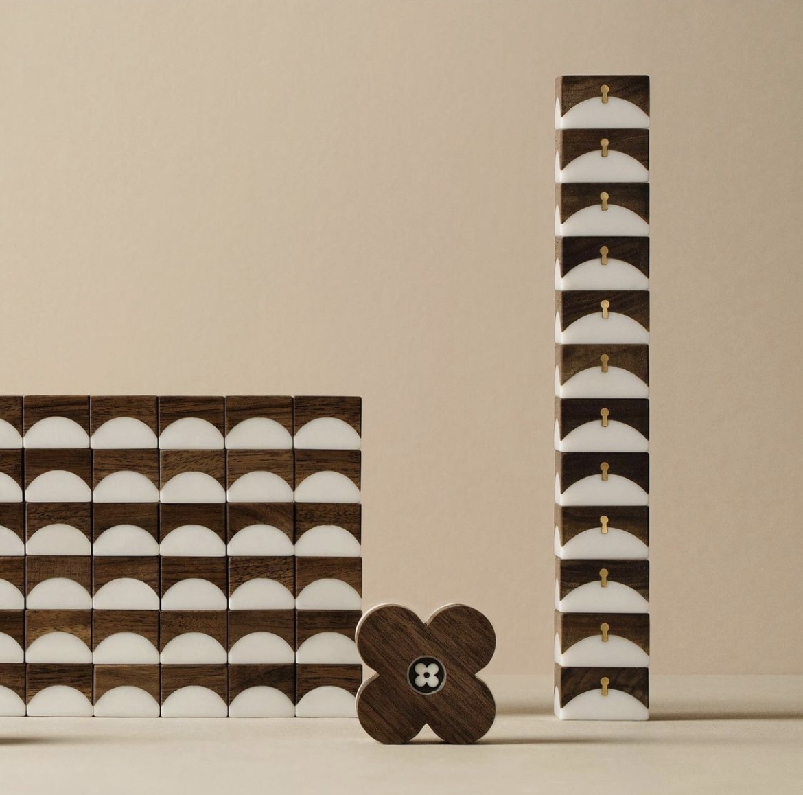 這副麻雀除了有傳統的麻雀玩法外,還可以當積木疊放!