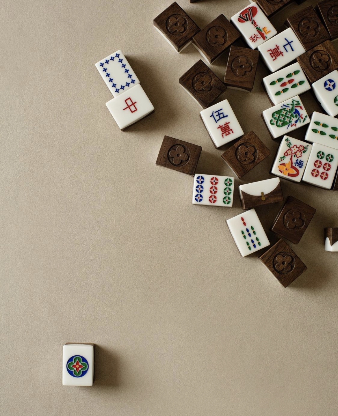 設計師亦將圖案融合在筒子、索子和花牌的牌面上~