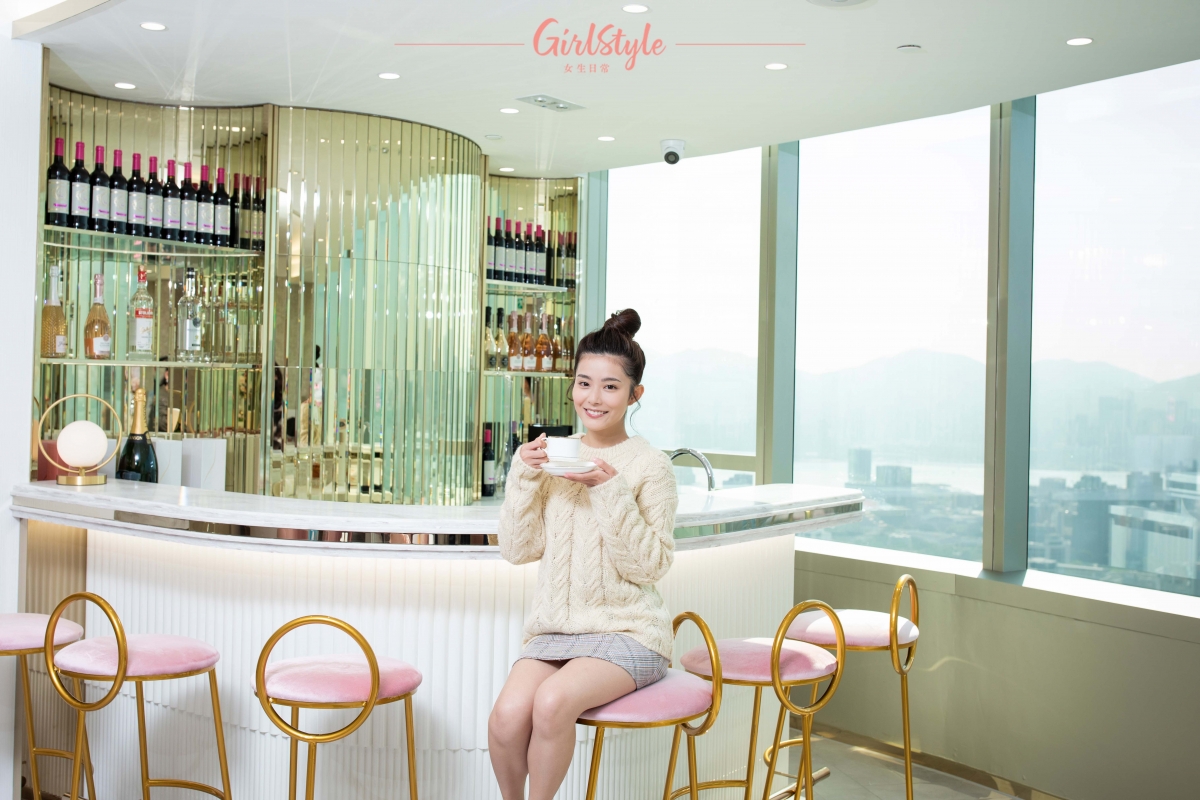 女生們完成節日聖誕Snow and Glow組合後,記得在Bar Area免費享用一杯滋潤飲品!