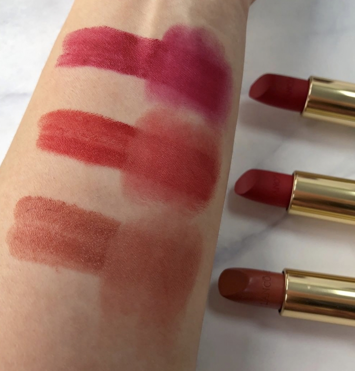 Emily in Paris X Lancôme聯乘系列,3款啞緻L’Absolu Rouge唇膏,選色溫柔顯白,是為女生打造的自信色澤