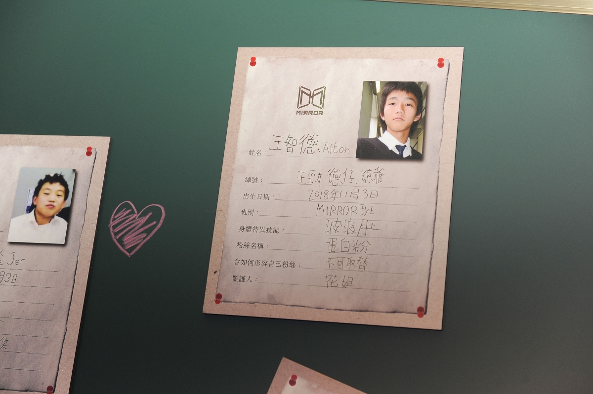 公開兒時舊照的自己給粉絲認識,他們的珍藏學生照引來網民的熱話