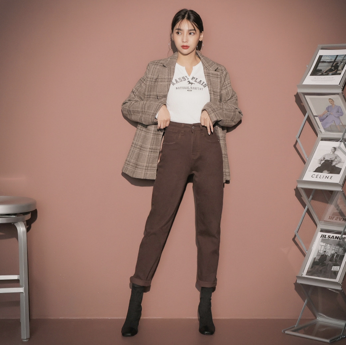 下身隨意配搭闊腳褲,簡單的造型已經散發出陣陣女人味!