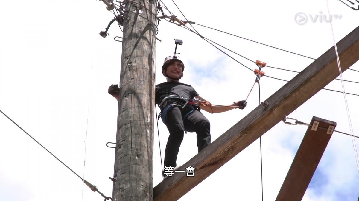 教主上到頂已經三魂唔見七魄,鼓起勇氣踏出第一步又後退!