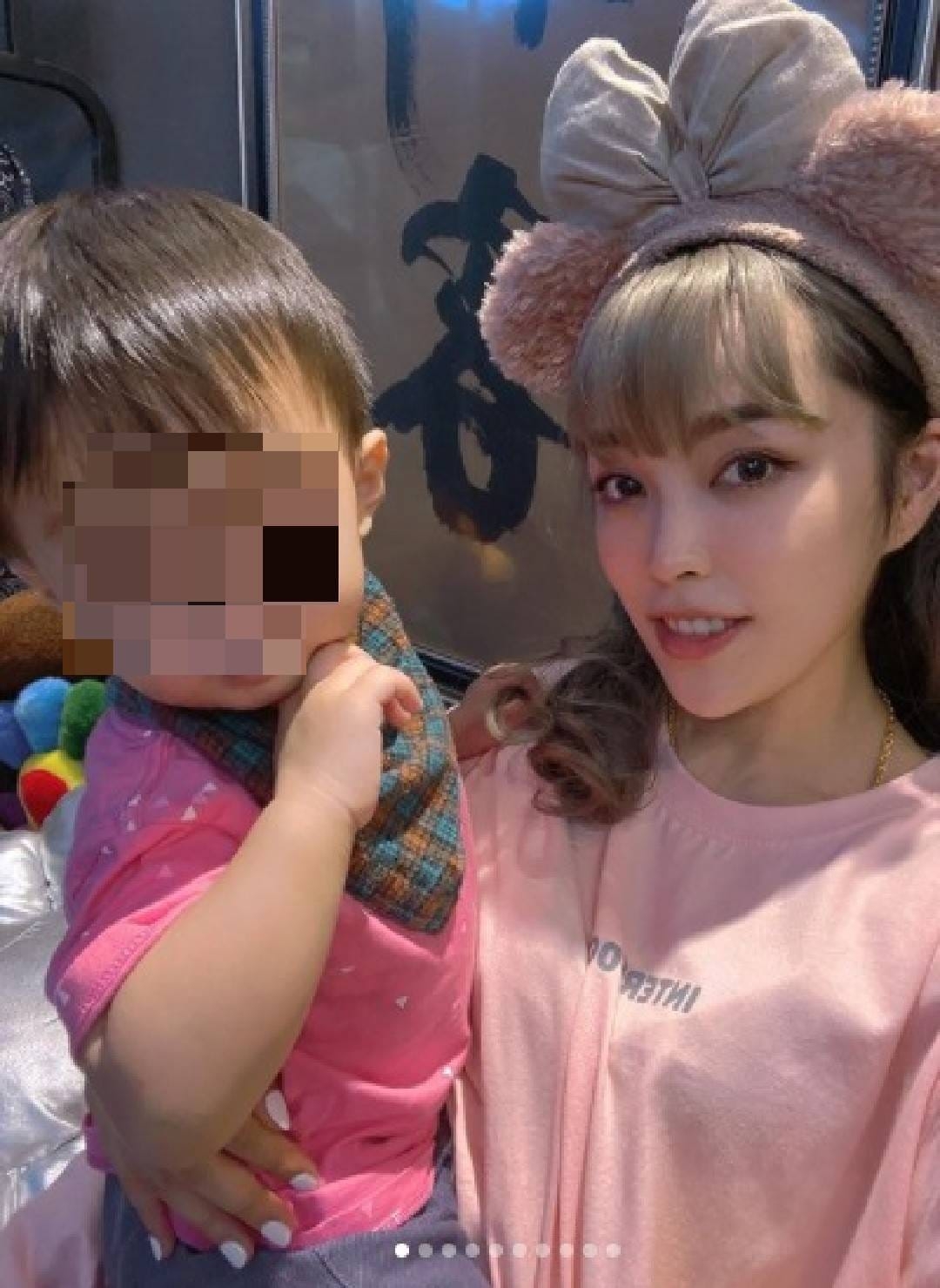 安希婷與孩子去主題樂園
