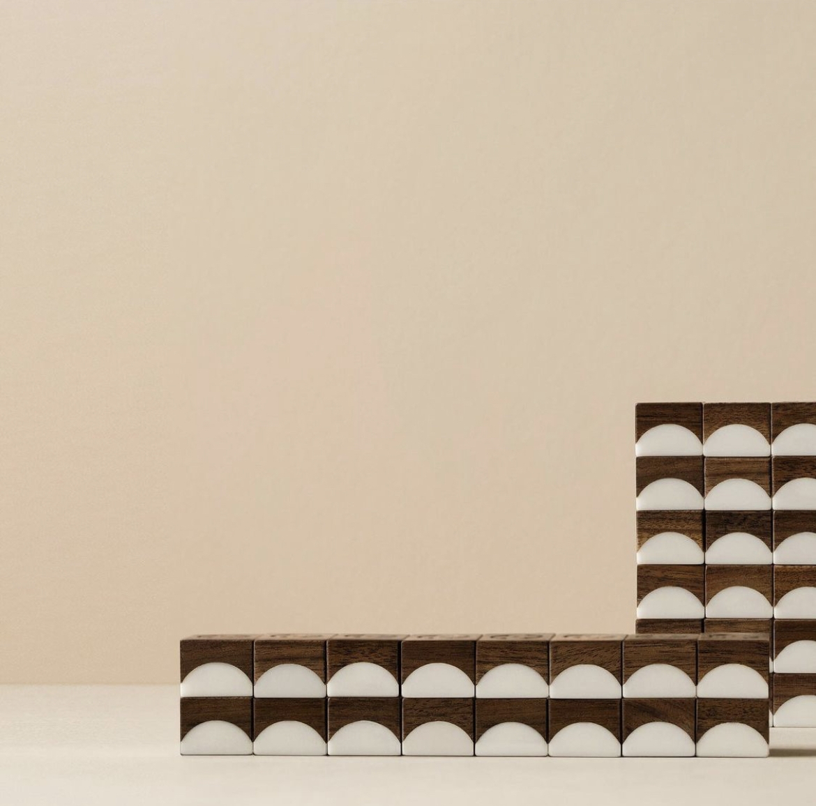 麻雀的側面以彎曲的流線型設計,玩家可以在桌上堆砌出獨一無二的幾何圖案~