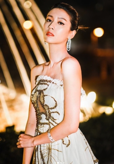 蔡思貝台慶也以性感出戰